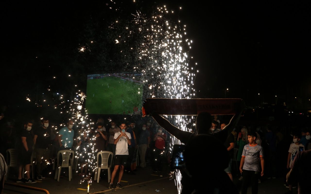 Başakşehir taraftarı sokağa döküldü 18
