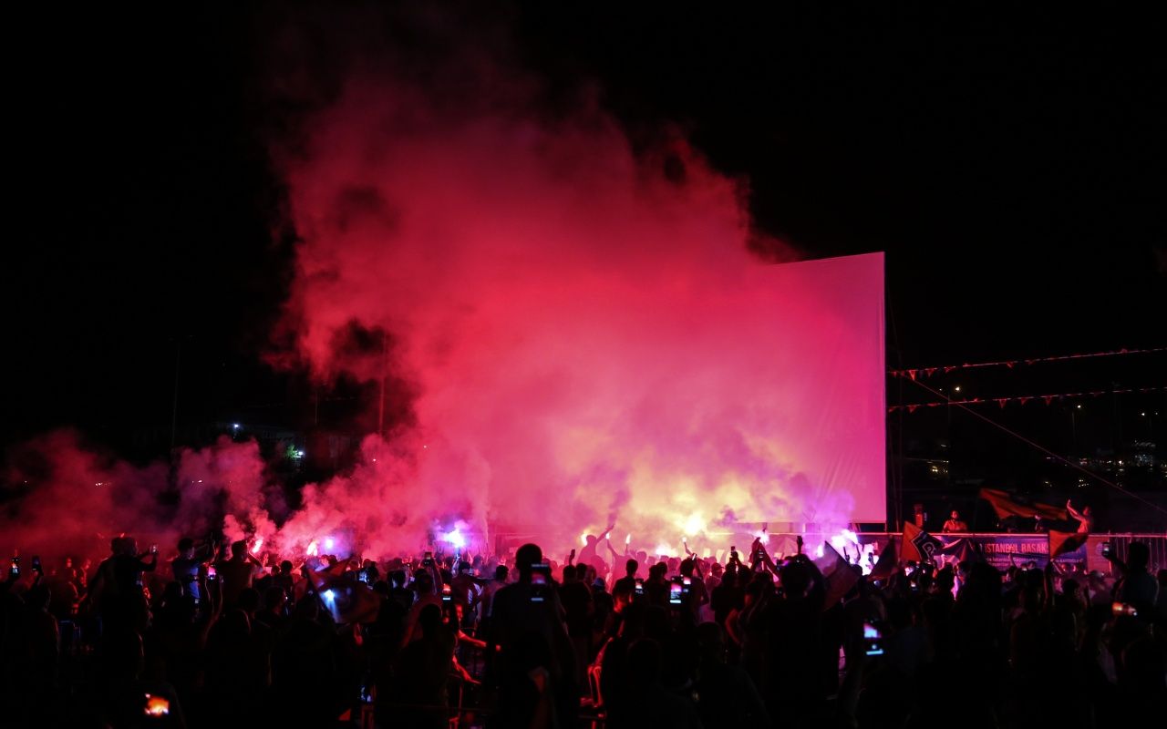 Başakşehir taraftarı sokağa döküldü 14
