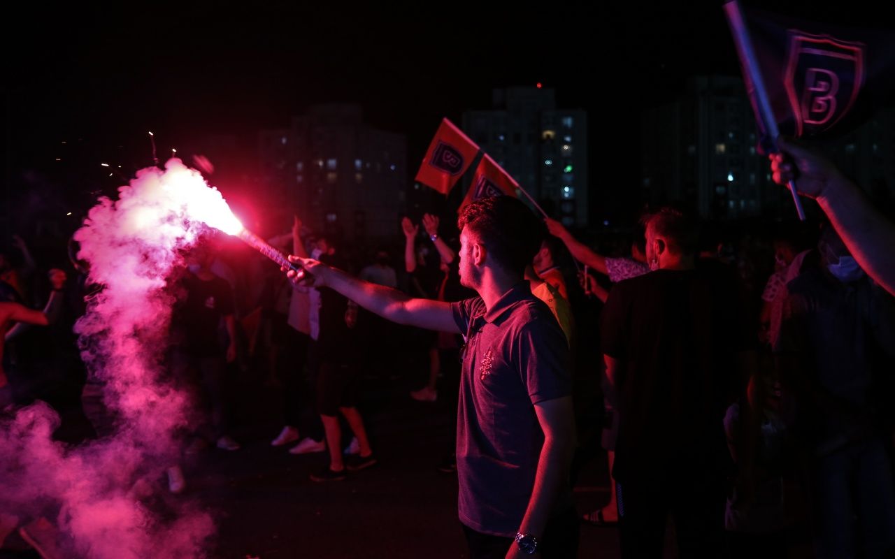 Başakşehir taraftarı sokağa döküldü 12