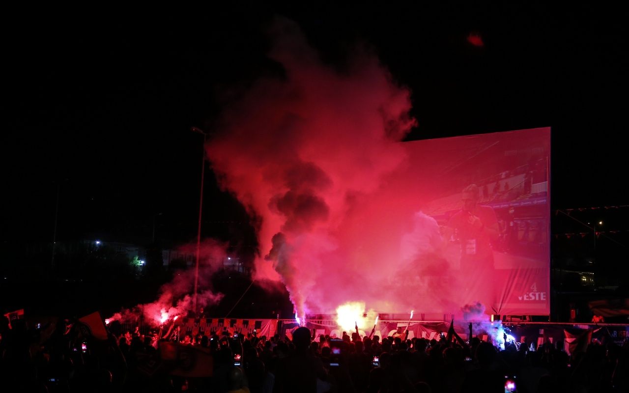 Başakşehir taraftarı sokağa döküldü 17