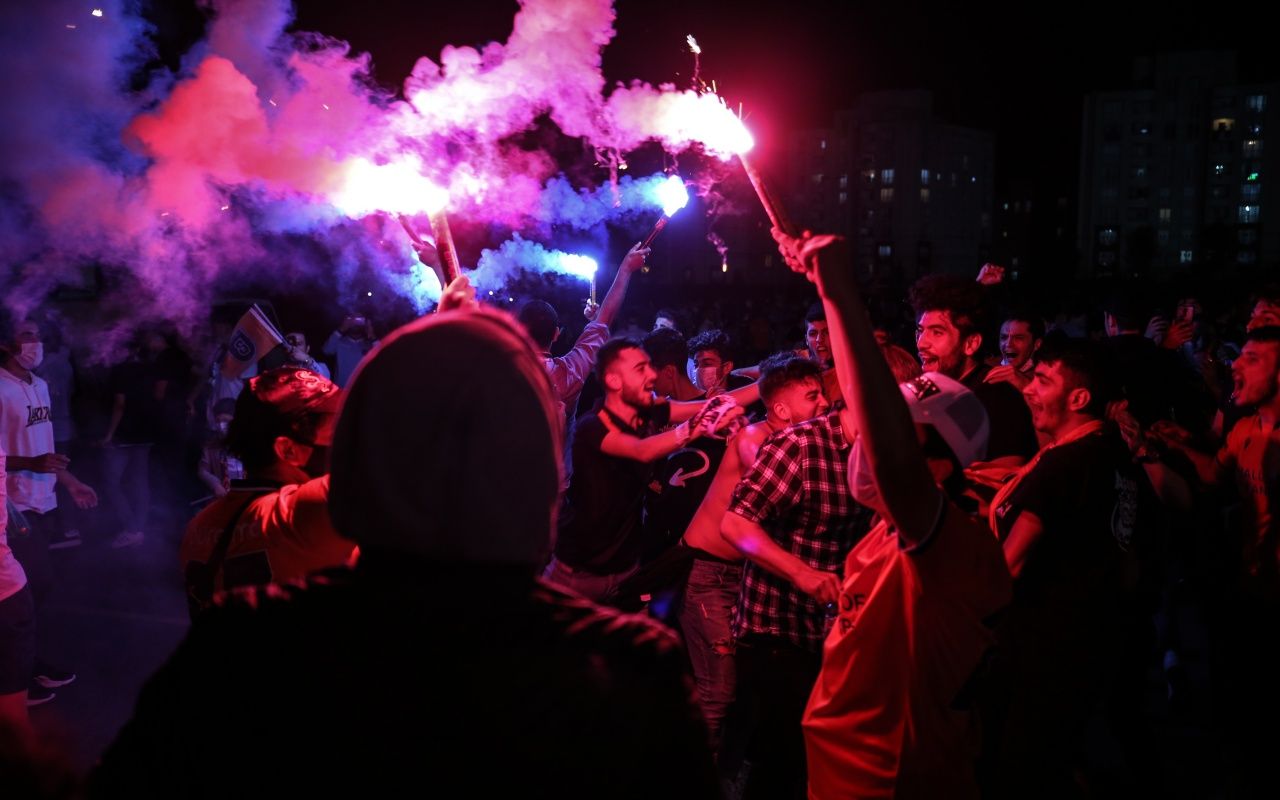 Başakşehir taraftarı sokağa döküldü 11