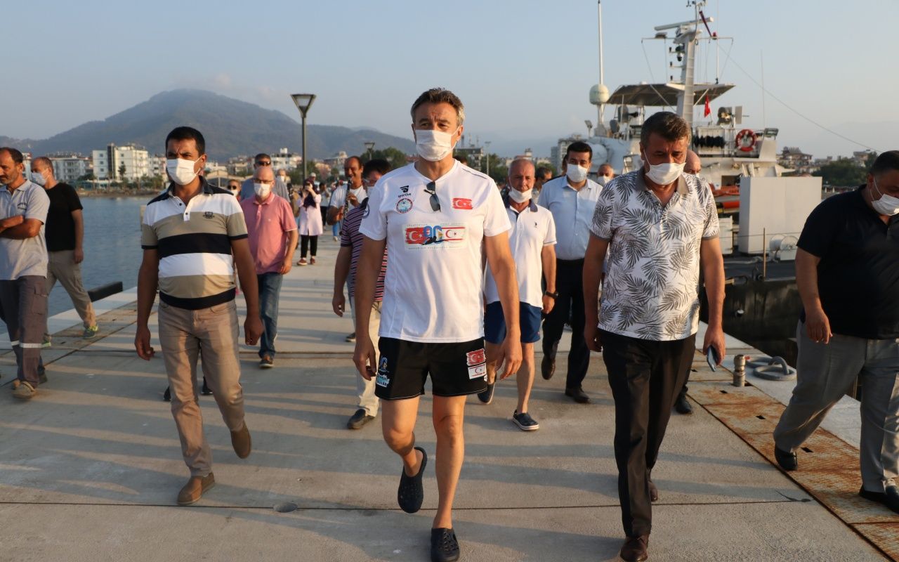 Eski bakan Tüzmen Mersin'den Kıbrıs'a yüzüyor 15