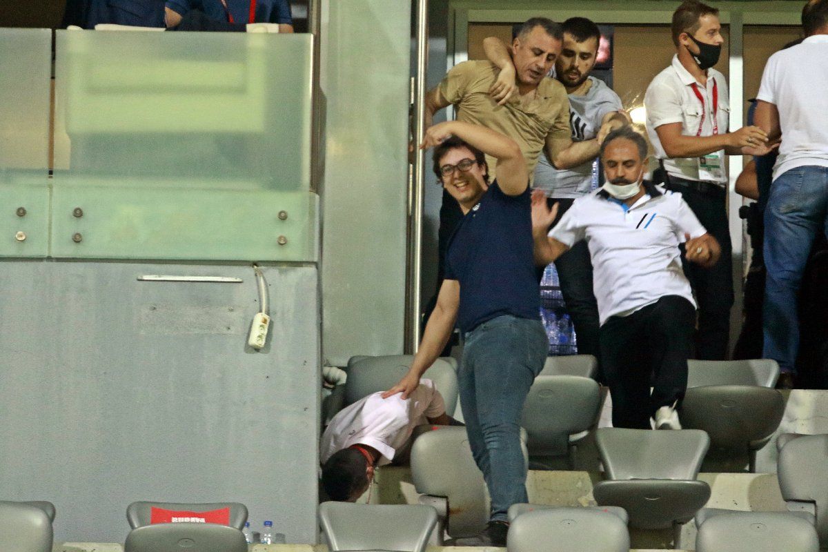 Play-Off maçından sonra ortalık karıştı! Koltuklar yumruklar hava uçuştu 17