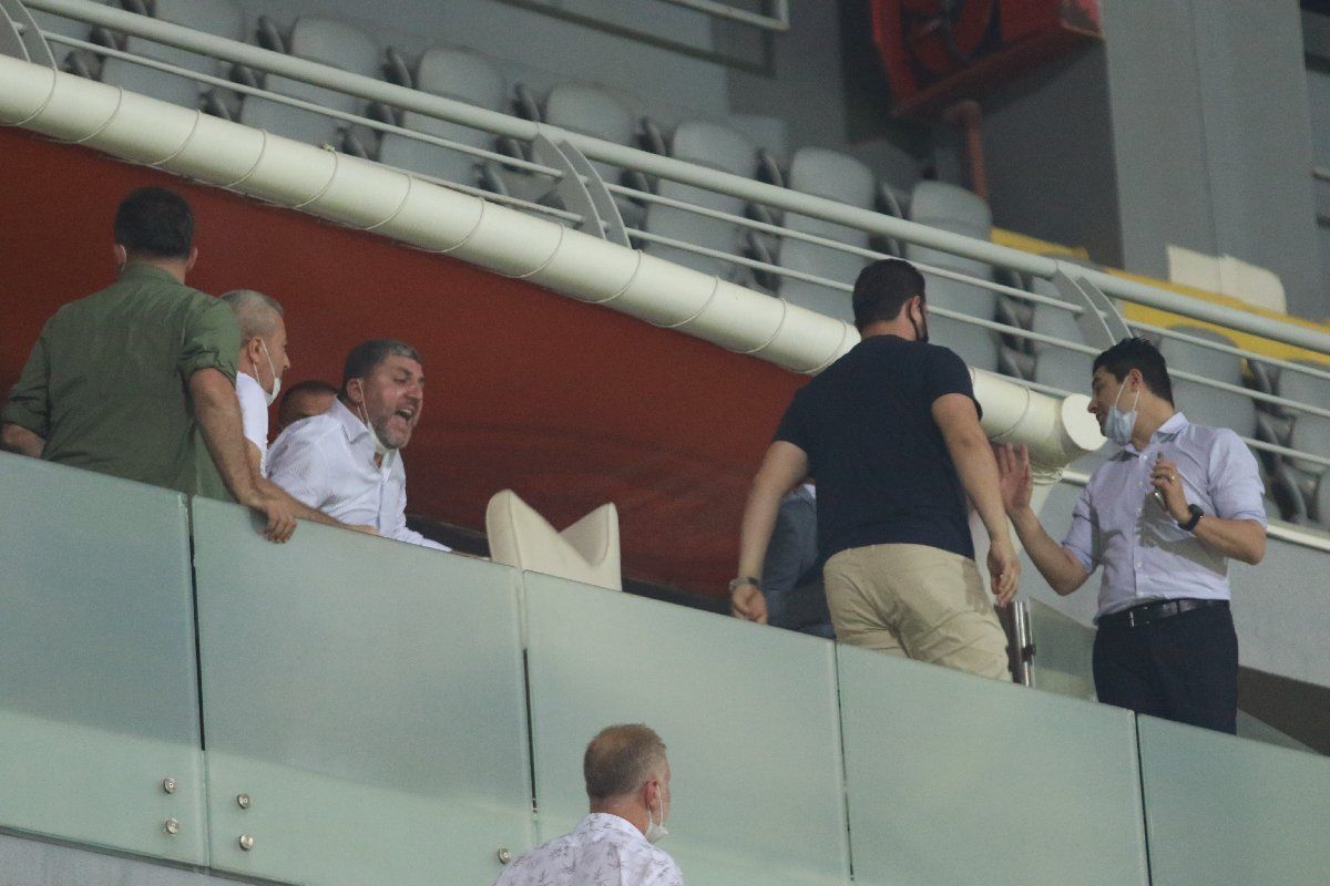 Play-Off maçından sonra ortalık karıştı! Koltuklar yumruklar hava uçuştu 2