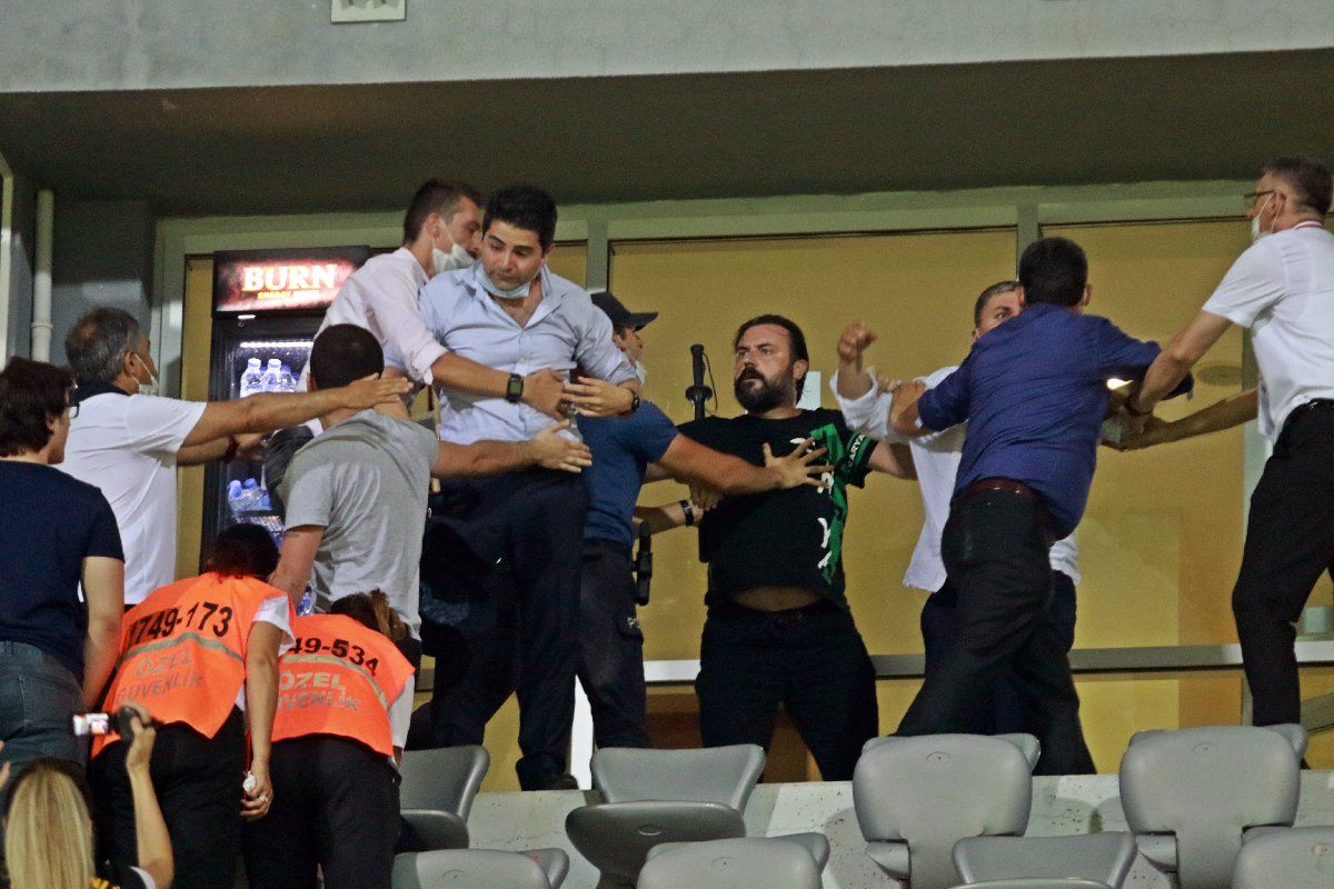 Play-Off maçından sonra ortalık karıştı! Koltuklar yumruklar hava uçuştu 12