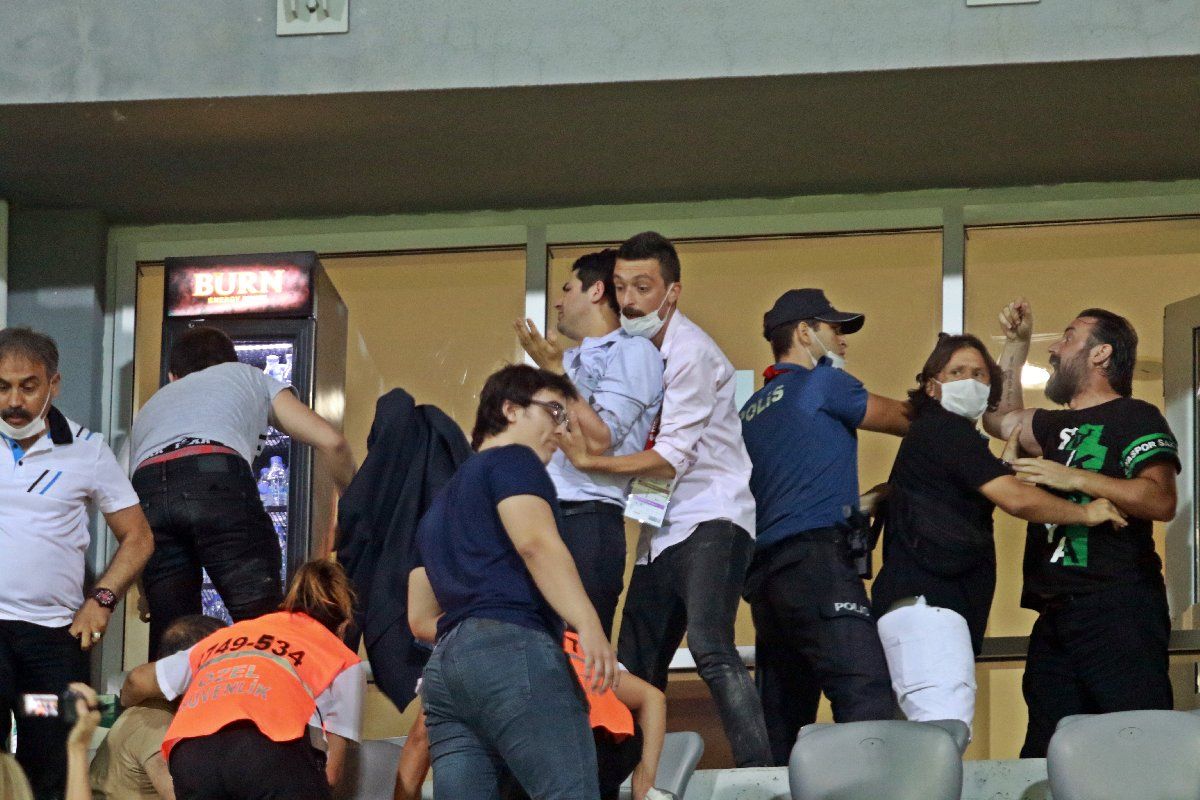 Play-Off maçından sonra ortalık karıştı! Koltuklar yumruklar hava uçuştu 15
