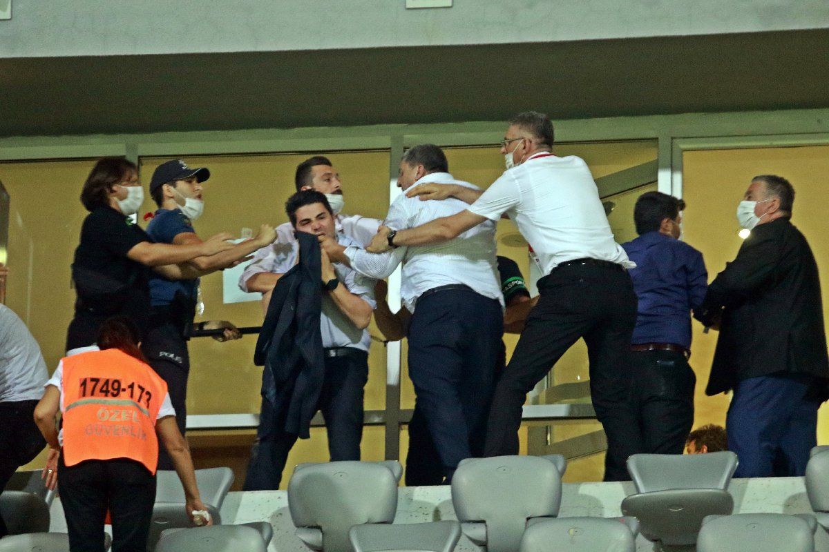 Play-Off maçından sonra ortalık karıştı! Koltuklar yumruklar hava uçuştu 16
