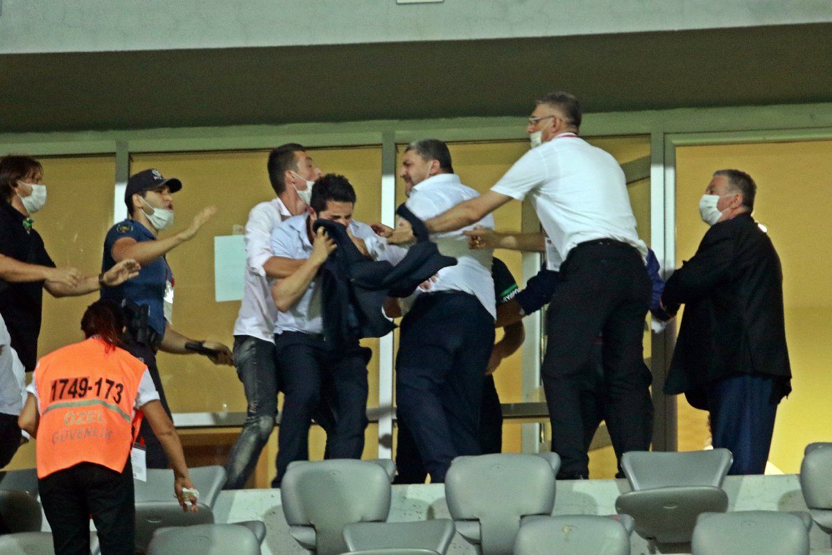 Play-Off maçından sonra ortalık karıştı! Koltuklar yumruklar hava uçuştu 1