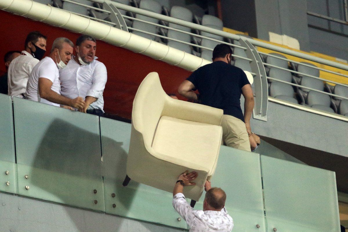 Play-Off maçından sonra ortalık karıştı! Koltuklar yumruklar hava uçuştu 4
