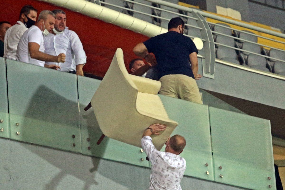 Play-Off maçından sonra ortalık karıştı! Koltuklar yumruklar hava uçuştu 5