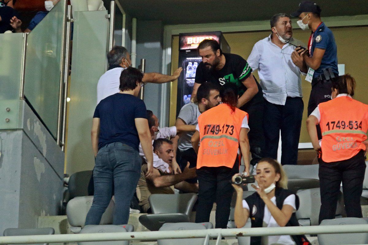 Play-Off maçından sonra ortalık karıştı! Koltuklar yumruklar hava uçuştu 6