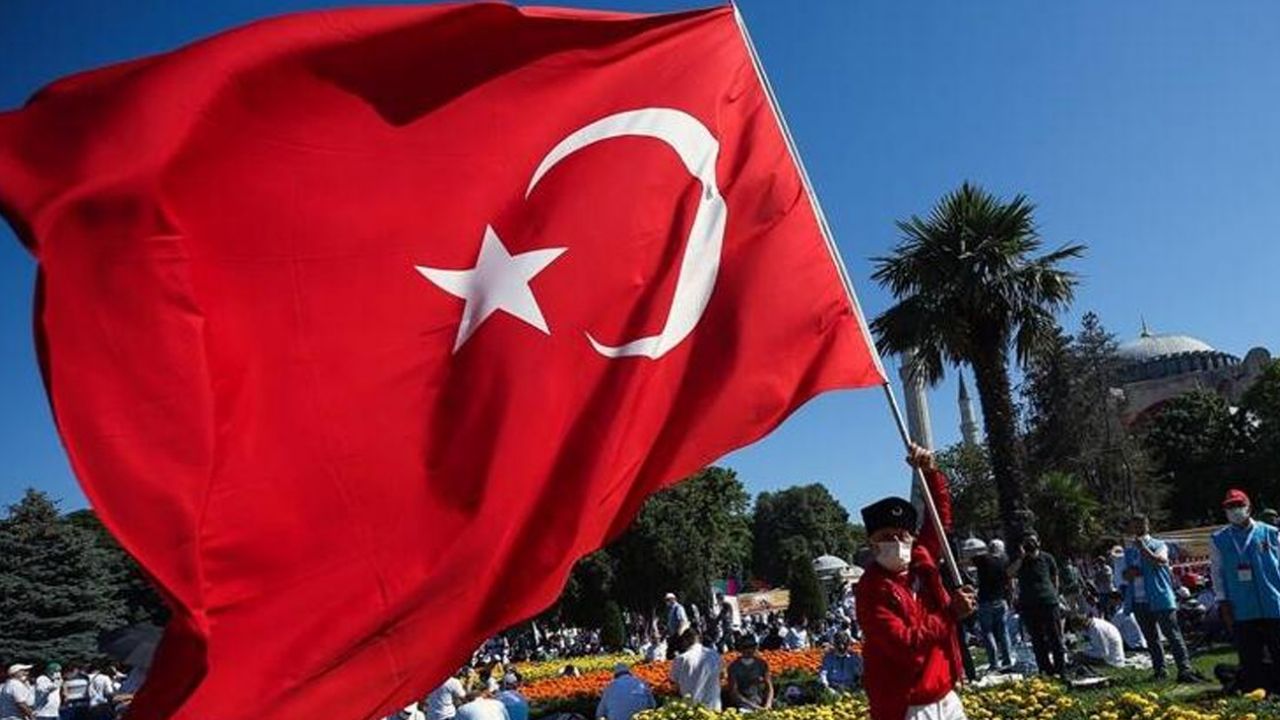 Ayasofya'da kılınan ilk Cuma namazı dünya basınında da manşetlerde 1