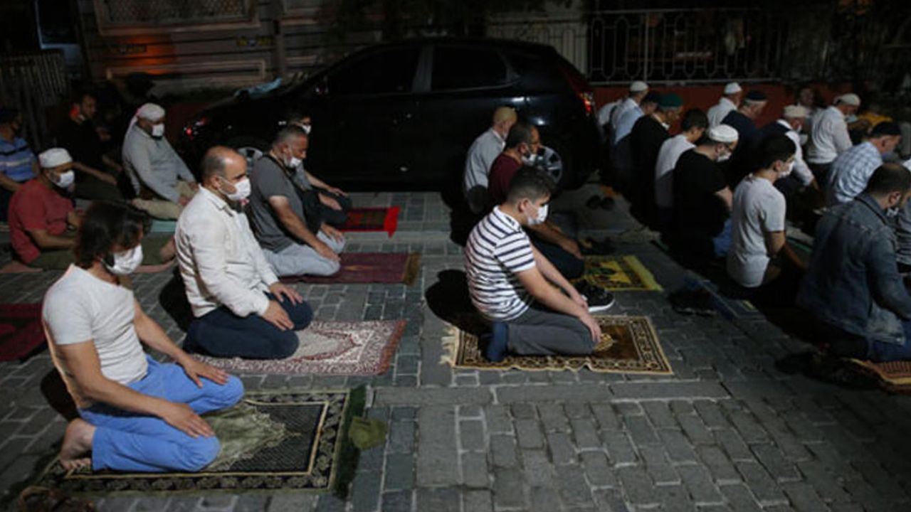 Ayasofya'da kılınan ilk Cuma namazı dünya basınında da manşetlerde 19