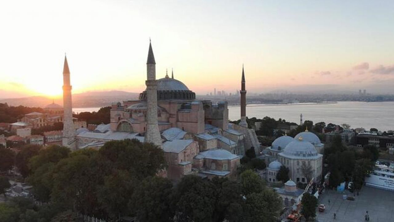 Ayasofya'da kılınan ilk Cuma namazı dünya basınında da manşetlerde 2