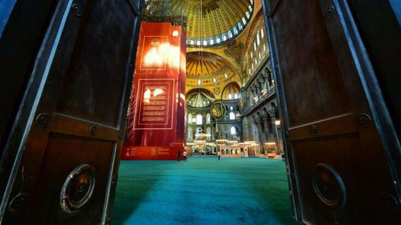 Ayasofya'da kılınan ilk Cuma namazı dünya basınında da manşetlerde 5