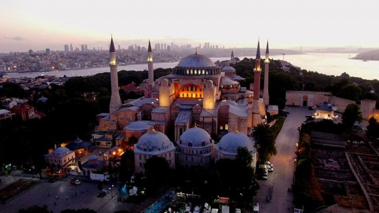 Ayasofya'da kılınan ilk Cuma namazı dünya basınında da manşetlerde 6