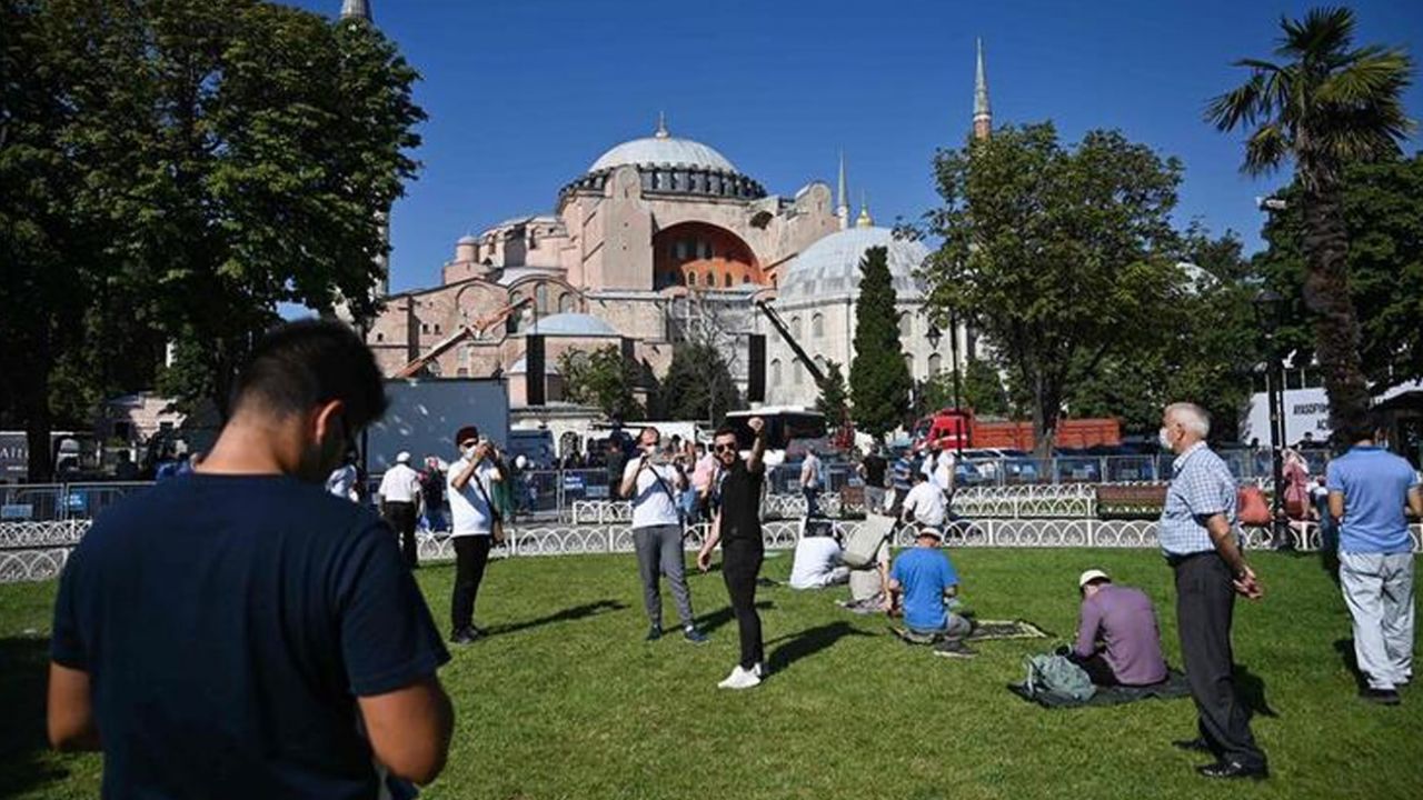 Ayasofya'da kılınan ilk Cuma namazı dünya basınında da manşetlerde 8