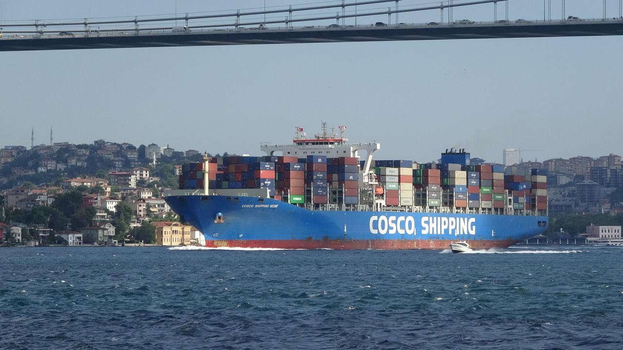 Dev gemi İstanbul Boğazı'ndan geçti 2