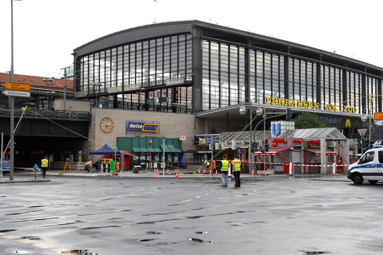 Siyah araç kalabalığa daldı 7