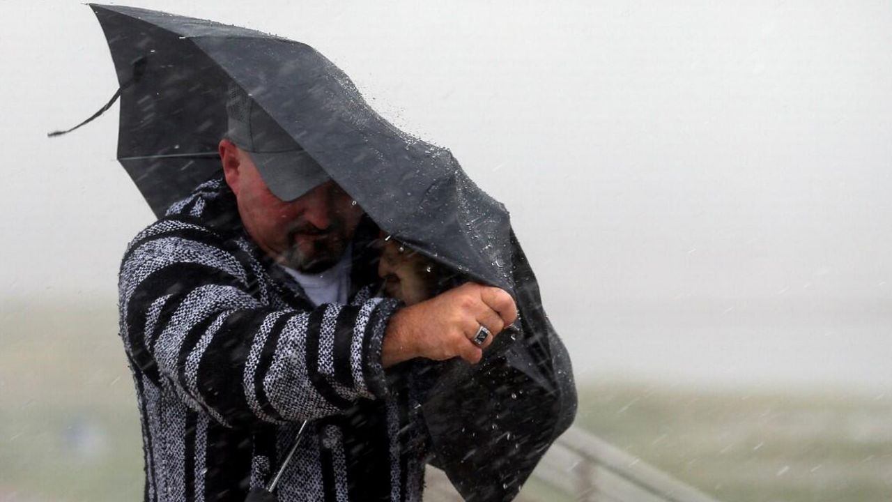 Saatte 100 kilometre hızla gelecek: ABD'de şimdi de 'Hanna' alarmı 4