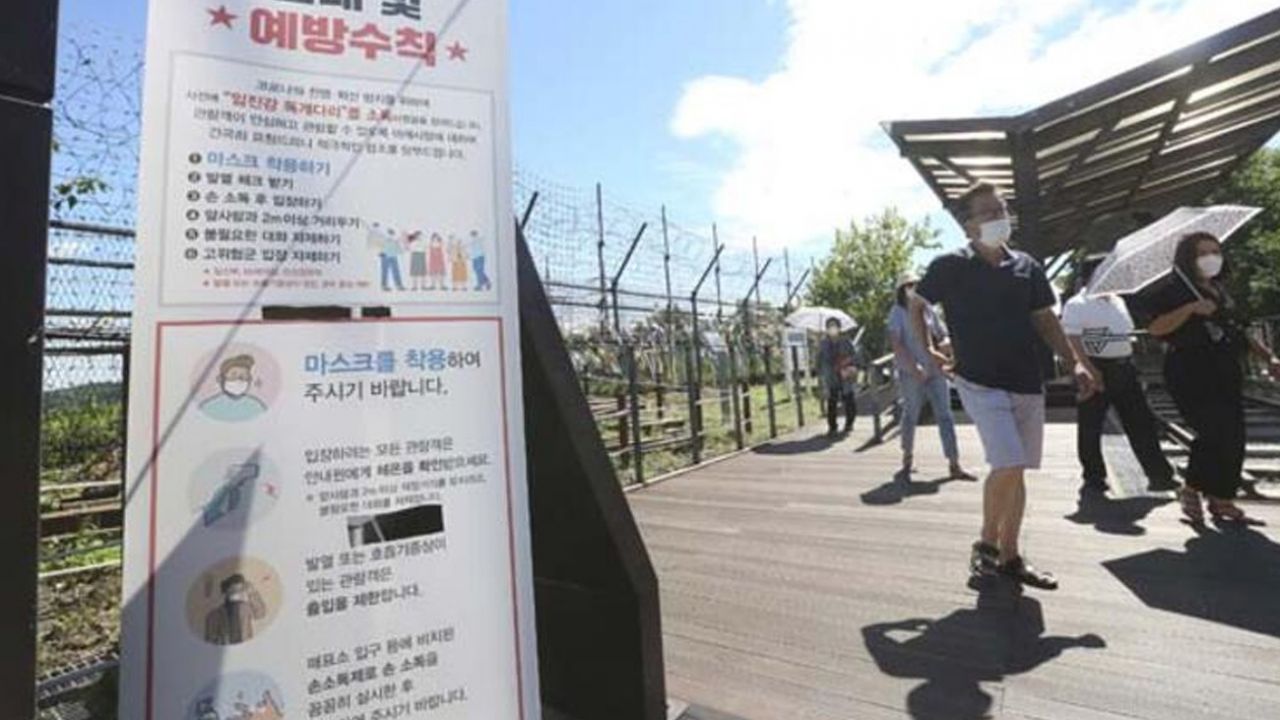 Etrafında toplanıp silahlarını gangsterler gibi havaya kaldırdılar! 13