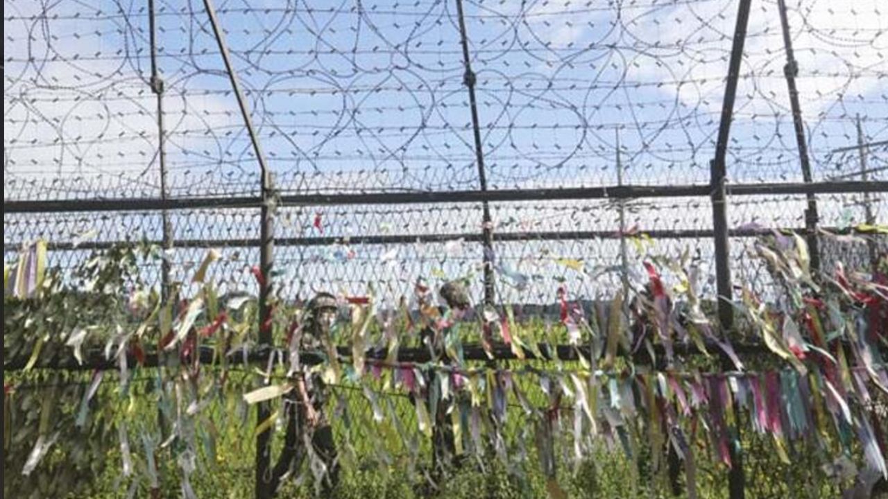 Etrafında toplanıp silahlarını gangsterler gibi havaya kaldırdılar! 16