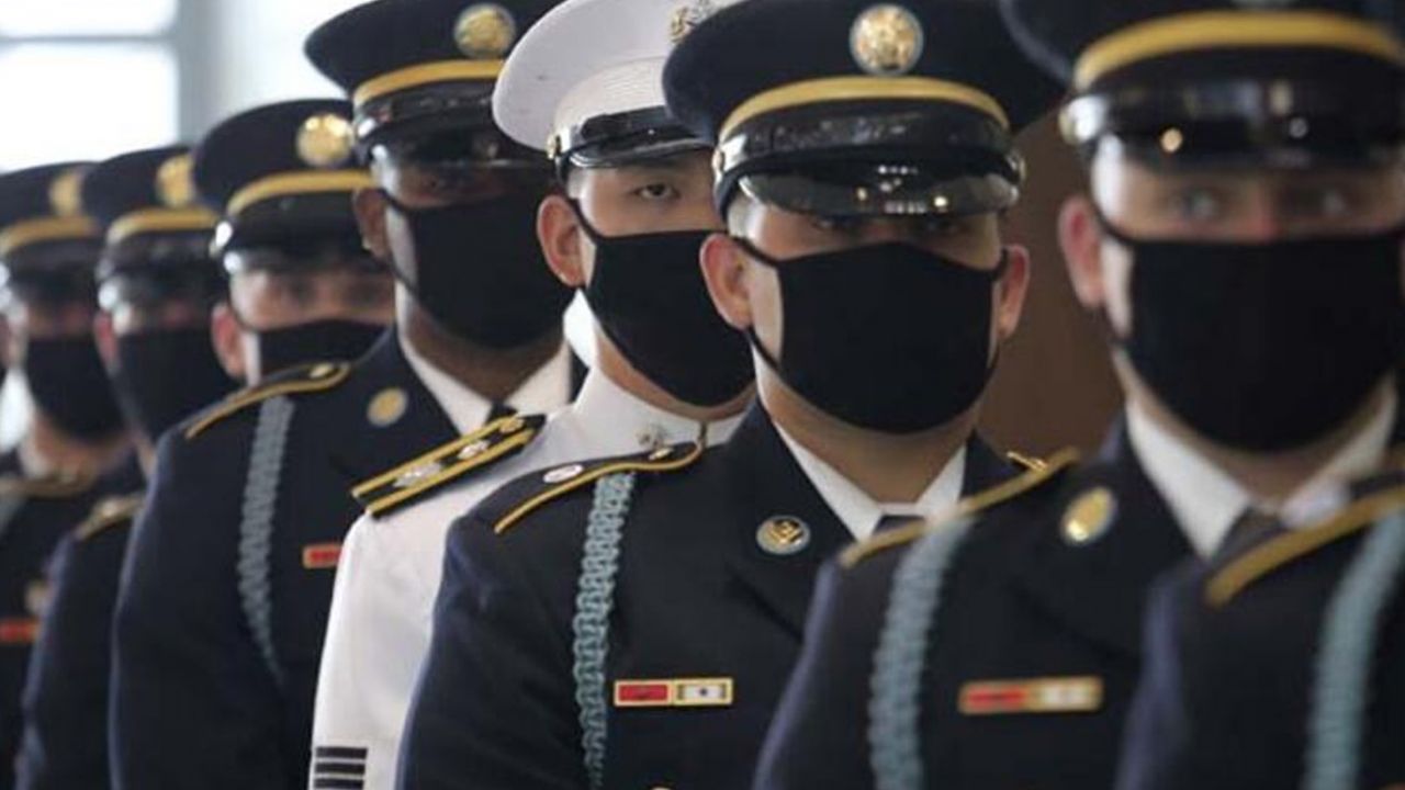 Etrafında toplanıp silahlarını gangsterler gibi havaya kaldırdılar! 2