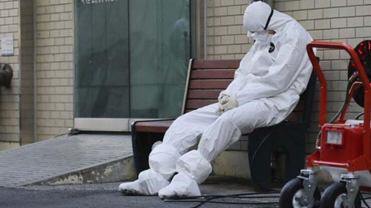 Etrafında toplanıp silahlarını gangsterler gibi havaya kaldırdılar! 23