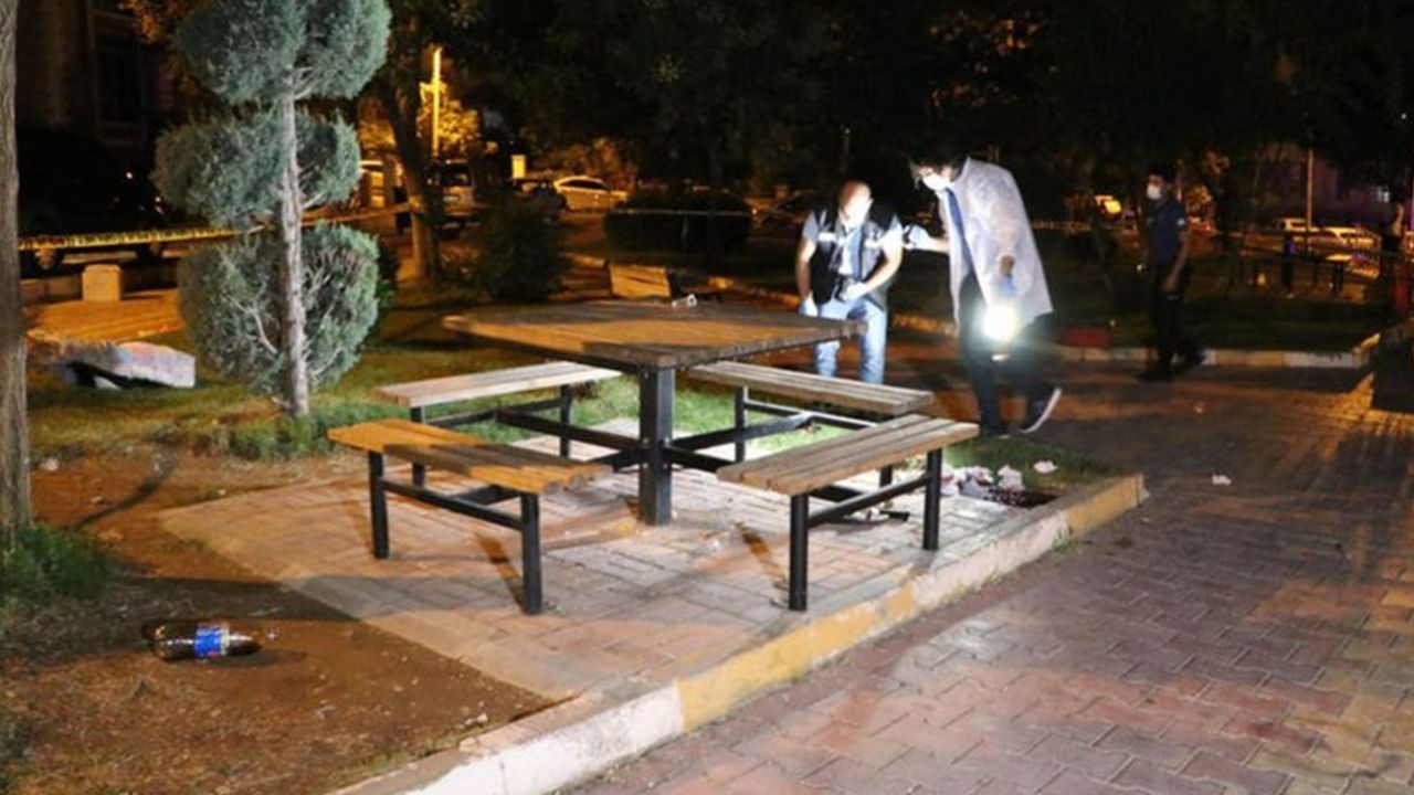 Parkta silahlı saldırı dehşeti! 1