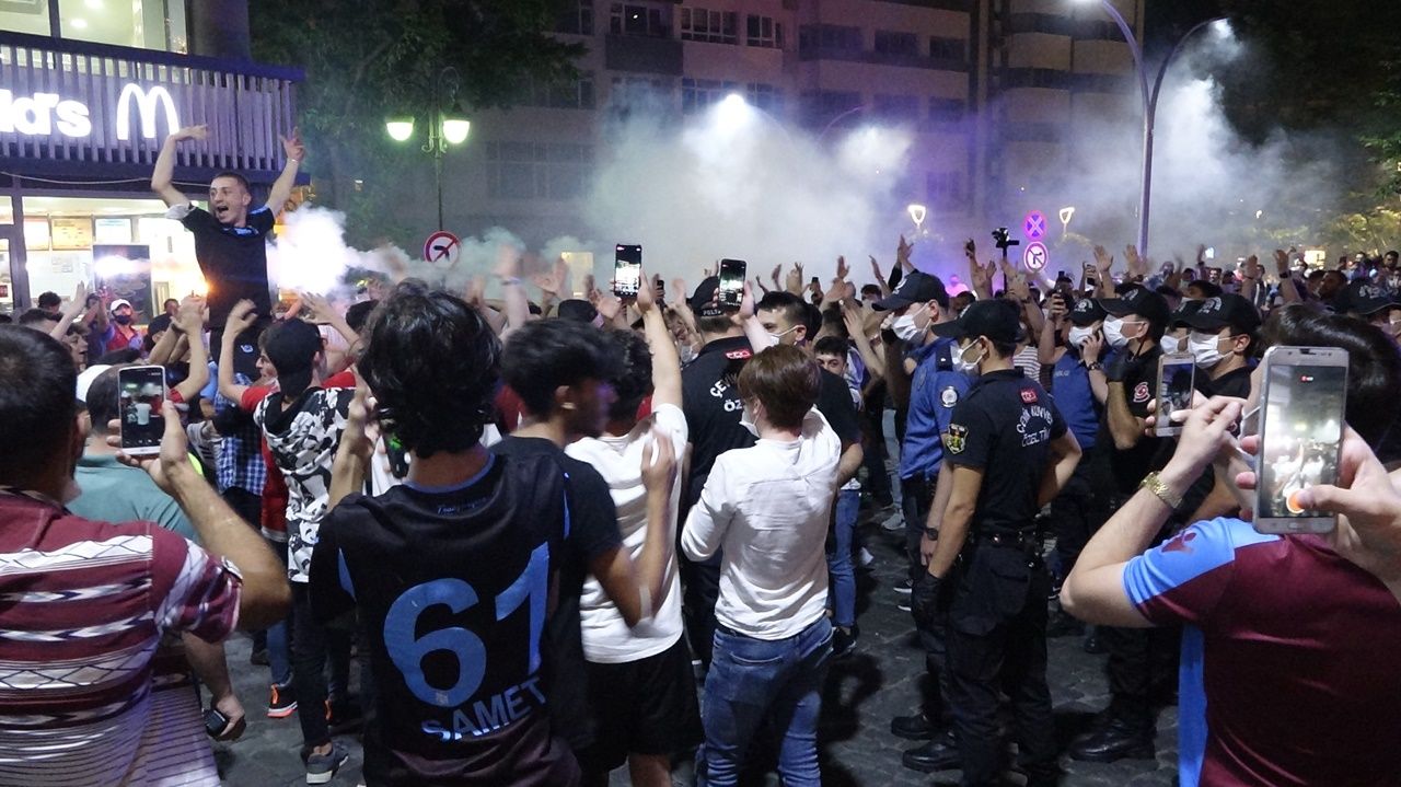 Trabzonspor taraftarı kupayı kutladı 1