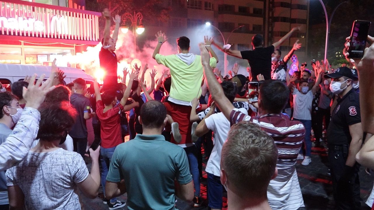 Trabzonspor taraftarı kupayı kutladı 2