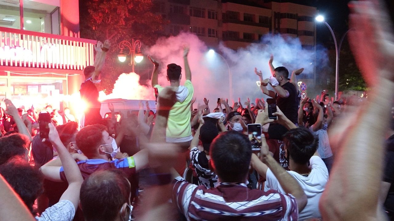 Trabzonspor taraftarı kupayı kutladı 3