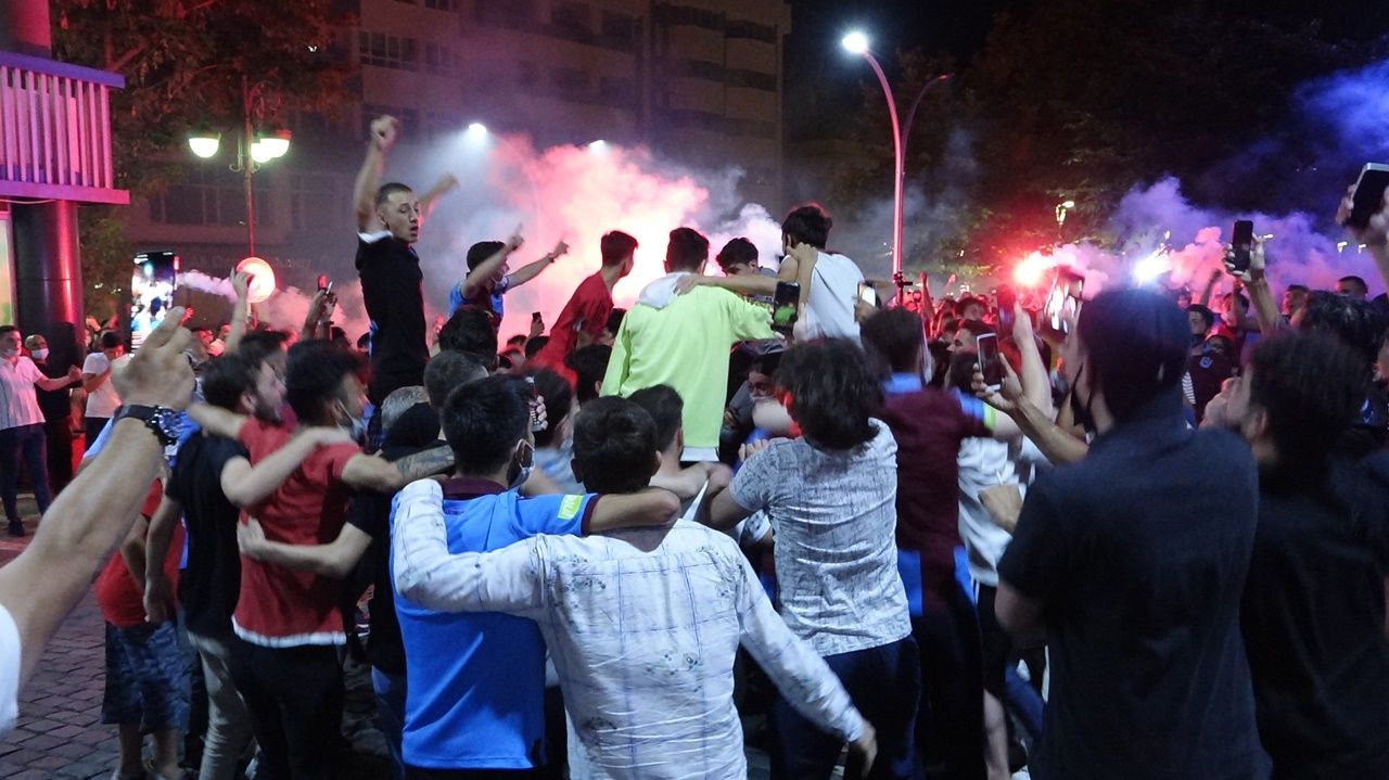 Trabzonspor taraftarı kupayı kutladı 5