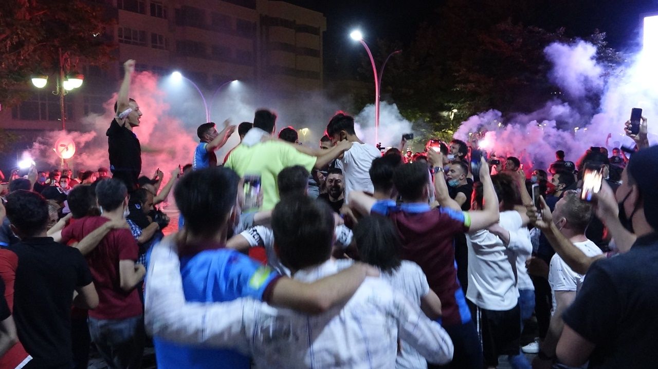 Trabzonspor taraftarı kupayı kutladı 6