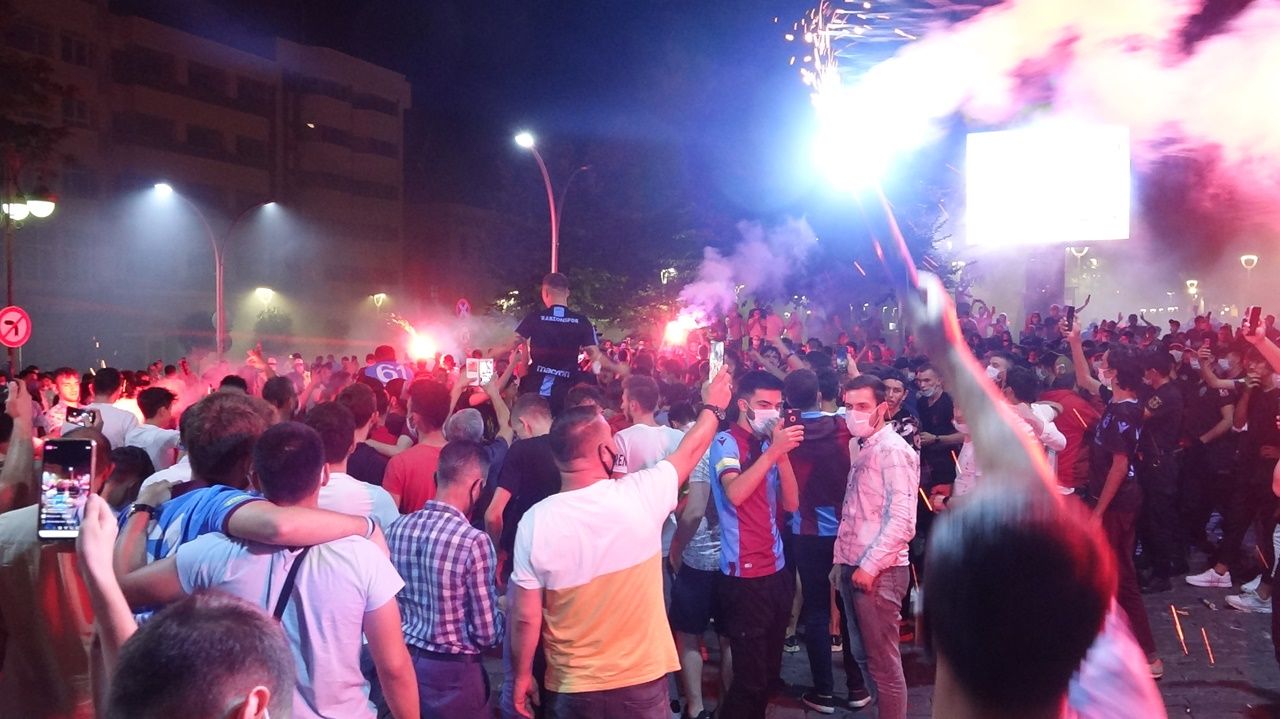 Trabzonspor taraftarı kupayı kutladı 7