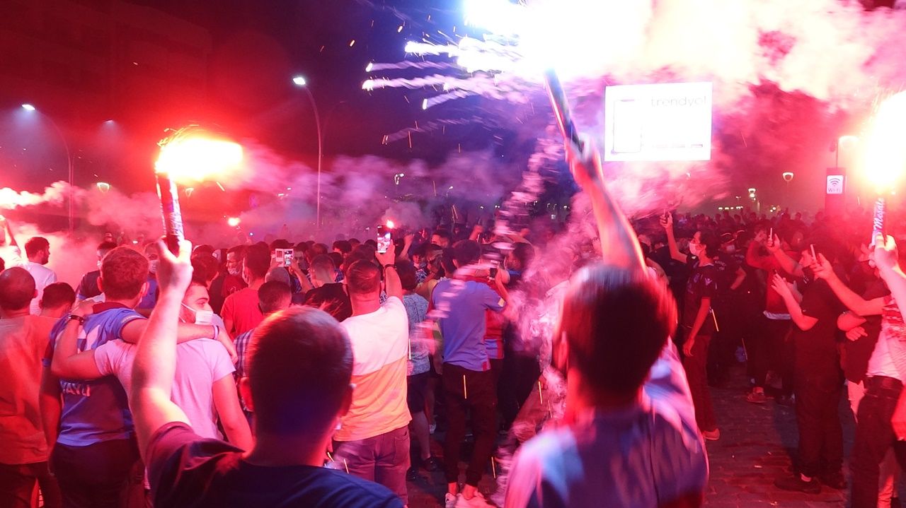 Trabzonspor taraftarı kupayı kutladı 8
