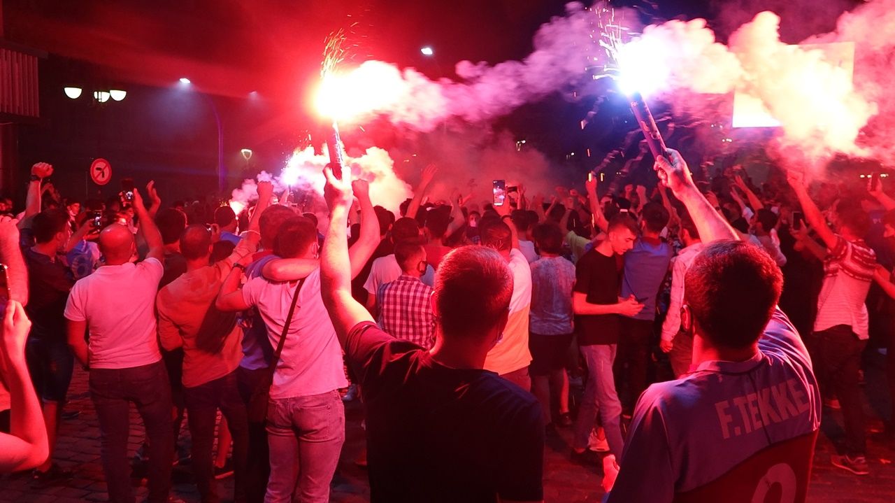 Trabzonspor taraftarı kupayı kutladı 9