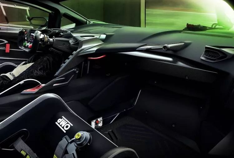 Lamborghini yeni canavarını tanıttı 3