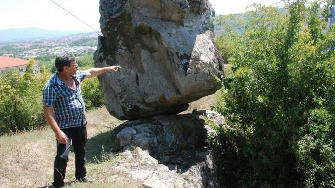 Bartın'daki dik duran kaya görenleri şaşırtıyor! 1