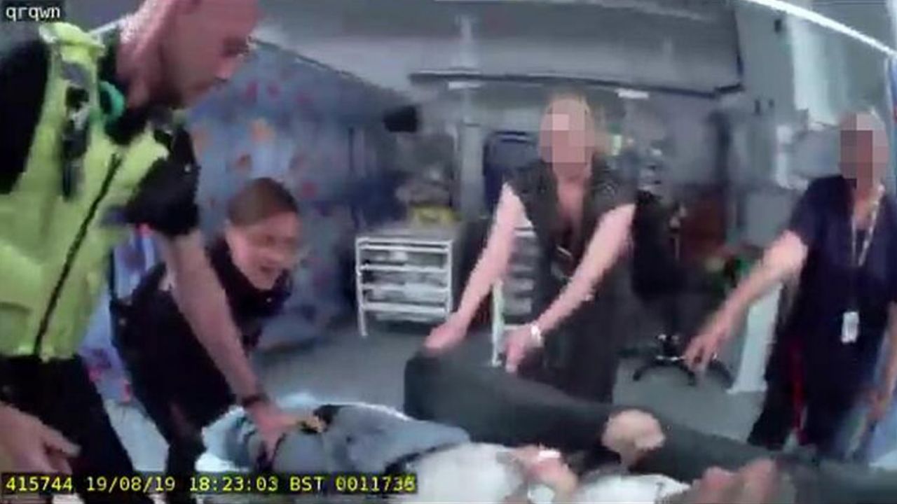 Hastanede rezalet! Ayak bileklerinden tutup... 10