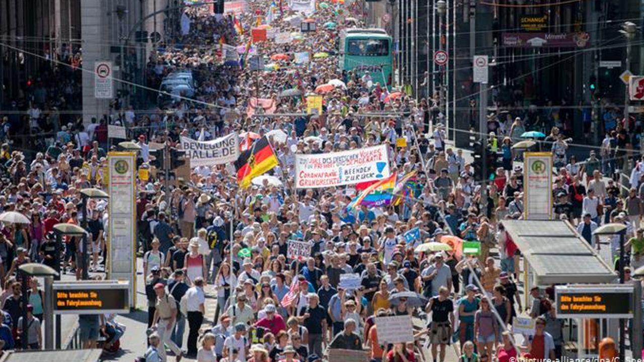 Almanya'da koronavirüs kısıtlamaları protesto edildi 1