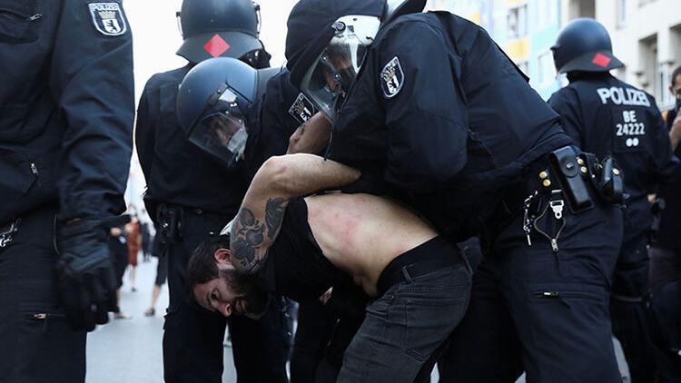 Almanya'da koronavirüs kısıtlamaları protesto edildi 10