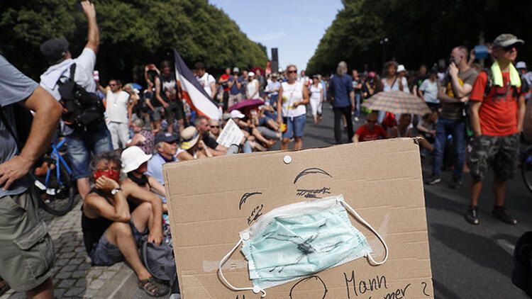 Almanya'da koronavirüs kısıtlamaları protesto edildi 3