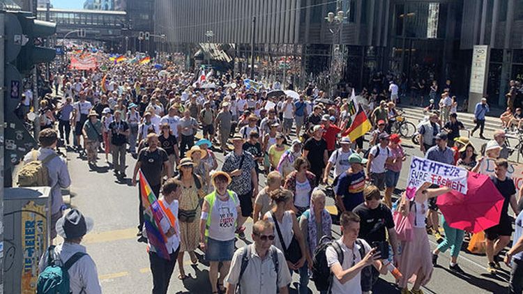 Almanya'da koronavirüs kısıtlamaları protesto edildi 4