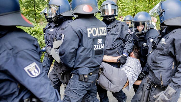 Almanya'da koronavirüs kısıtlamaları protesto edildi 6