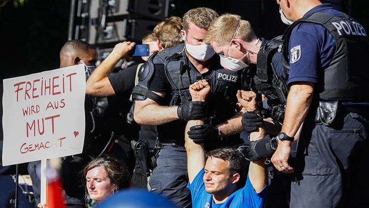 Almanya'da koronavirüs kısıtlamaları protesto edildi 7