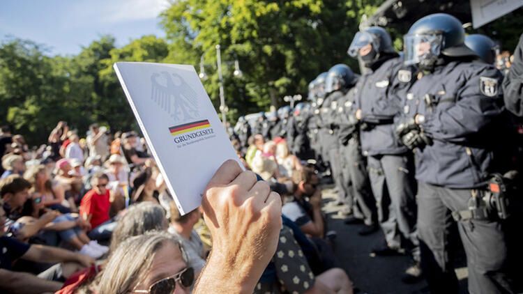 Almanya'da koronavirüs kısıtlamaları protesto edildi 9