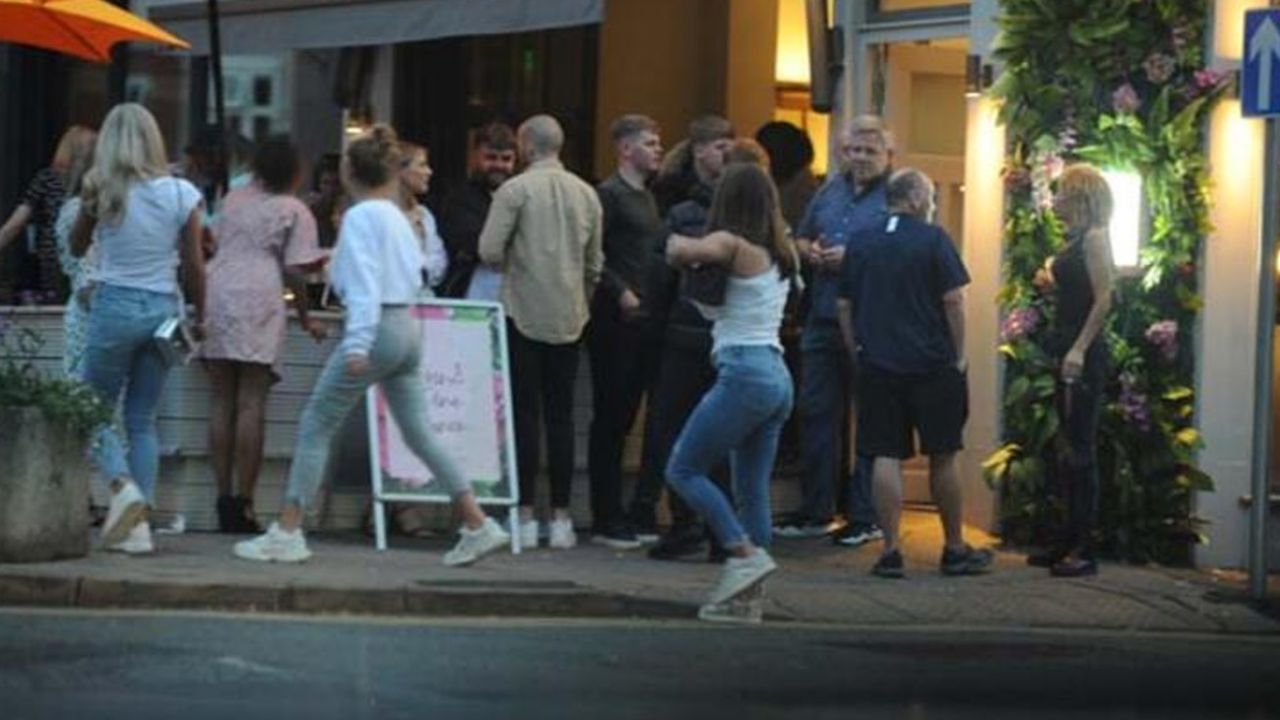 İngiltere'de mekanlar doldu taştı... Sosyal mesafe kuralını önemsemediler! 10