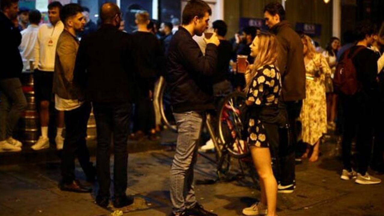 İngiltere'de mekanlar doldu taştı... Sosyal mesafe kuralını önemsemediler! 21
