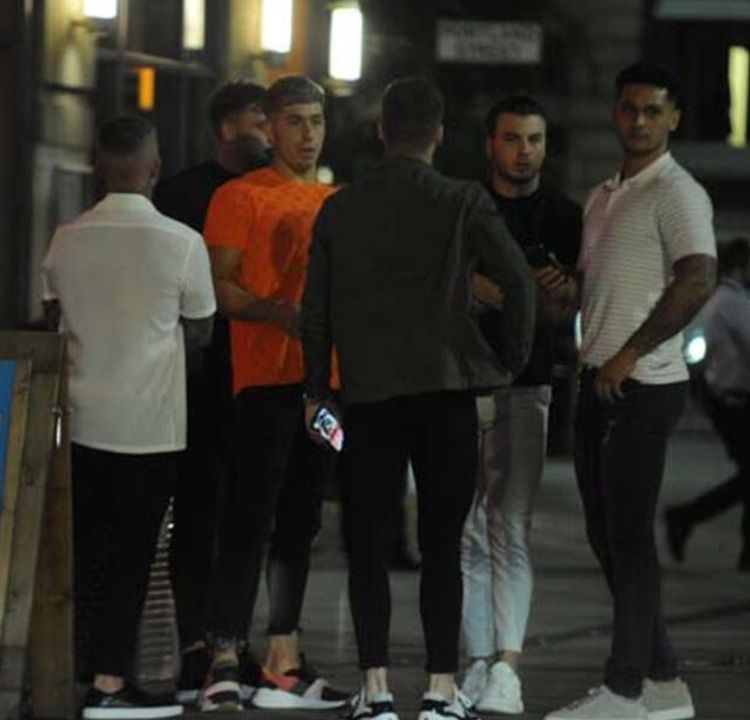 İngiltere'de mekanlar doldu taştı... Sosyal mesafe kuralını önemsemediler! 8